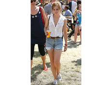 Emma Watson looked casual-c...